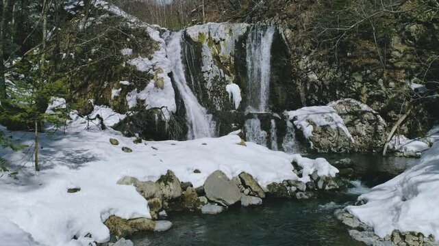 雪解け水の流れる美しい滝-日本-こもれびの滝-4