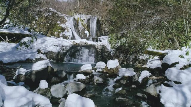 雪解け水の流れる美しい滝-日本-こもれびの滝-1