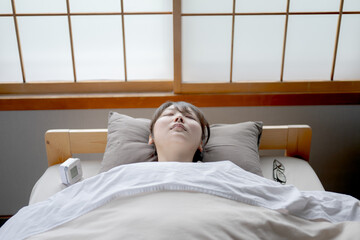 眠る若い女性