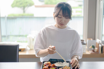 弁当を食べる若い女性