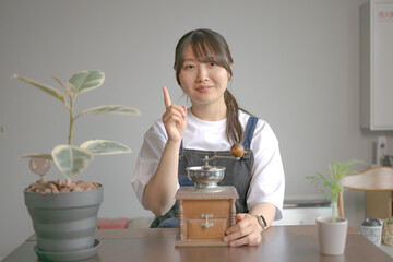 コーヒーミルと店員