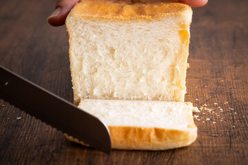 食パンをカットする手元　Plain bread