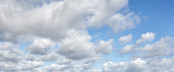 Obraz premium Abstract image of blurred sky. Blue sky background with cumulus clouds