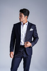スーツを着たアジア男性のスタイリッシュなビジネスポートレート