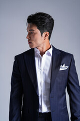 スーツを着たアジア男性のスタイリッシュなビジネスポートレート