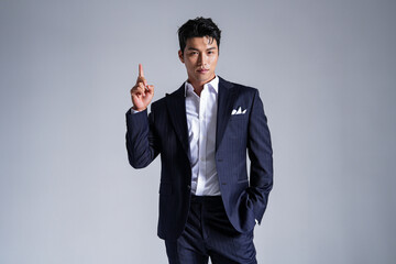 スーツを着たアジア男性のスタイリッシュなビジネスポートレート