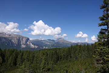 Gadertal mit Puezgruppe und Peitlerkofel