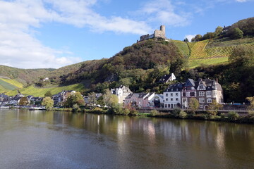 Bernkastel-Kues und Ruine Landshut