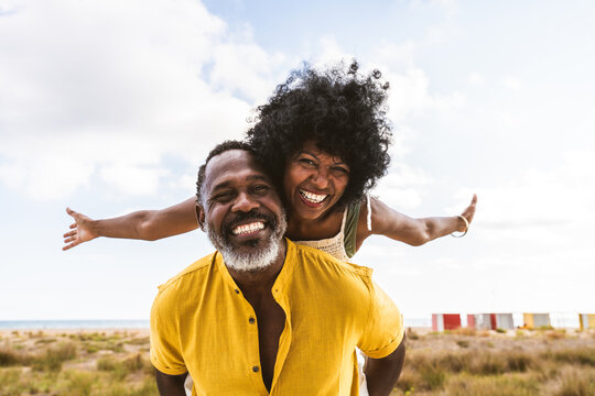 Beautiful mature senior black couple of lovers dating at the seaside - Married african middle-aged couple bonding and having fun outdoors, concepts about relationship, lifestyle and quality of life