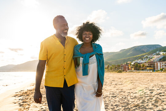 Beautiful mature senior black couple of lovers dating at the seaside - Married african middle-aged couple bonding and having fun outdoors, concepts about relationship, lifestyle and quality of life