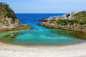 Obraz premium 式根島の美しい青い海と白い砂浜の泊海水浴場。東京都伊豆諸島式根島 - 2021年3月 