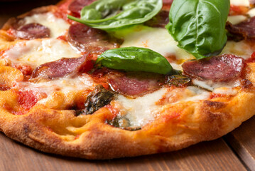 Pinsa romana con salsiccia, cibo italiano 