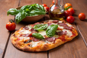 Pinsa romana con salsiccia, cibo italiano 
