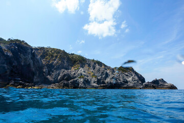 美しい式根島の神引浦の海と100mの断崖絶壁の半水面撮影。

東京都伊豆諸島式根島 - 2021年3月
