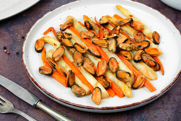 Roasted mussels with asparagus, salad.