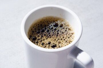 淹れたてで香りのよいコーヒーを飲みながら、のんびりリラックスする時間を楽しんでいるイメージ
