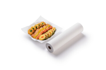 롤로 말린 주방용 기름종이를 사용해서 전요리를 플레이팅하고 있다. 