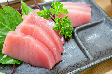 式根島の民宿の海鮮山盛りの美味しい晩ごはん。
新名物のキハダマグロ（サバ科）のお刺身。
最近は防波堤から釣れてしまう。

東京都伊豆諸島式根島 - 2021年3月27日。
