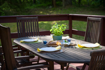 Letni posiłek na świeżym powietrzu © Robert