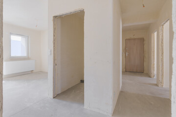 Wnętrze mieszkania w stanie deweloperskim. Puste mieszkanie gotowe do wykończenia. © Robert
