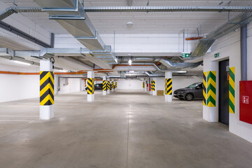 Wnętrze garażu podziemnego nowoczesnego budynku mieszkalnego © Robert