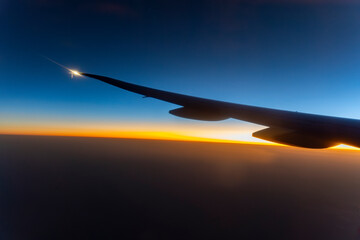 Lever de soleil depuis un avion