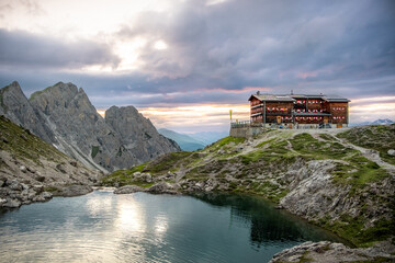 Zum Sonnenuntergang an der Karlsbader Hütte (Deutscher Alpenverein, Österreich, Osttirol)....