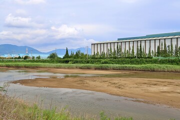 도심풍경, 하천과 공장