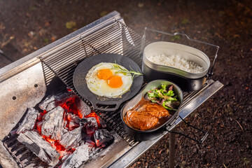 キャンプでハンバーグステーキ　hamburger steaks charcoal outdoors 