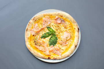 pizza, pomodori, datterine, gialli, piccadilly, giallo, salmone, fette, cremosa, granella, pistacchio, salsa, gourmet, bianca, gialla, delicata, basilico, estate, cornicione, ruota, bassa, romana, ita