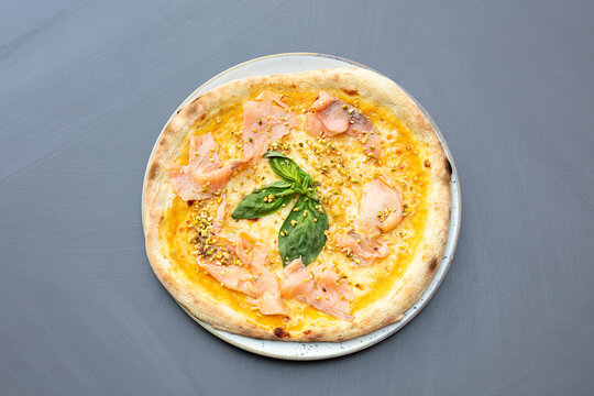 pizza, pomodori, datterine, gialli, piccadilly, giallo, salmone, fette, cremosa, granella, pistacchio, salsa, gourmet, bianca, gialla, delicata, basilico, estate, cornicione, ruota, bassa, romana, ita
