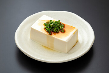 黒背景に木綿豆腐