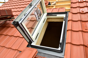 Dachfenster wird in ein neu zu deckendes Ziegeldach eingebaut
