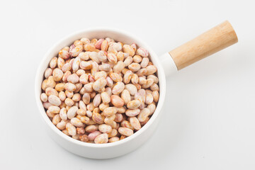  An annual herb from the legume family. The height is 60~100cm, and the leaves are alternate, three compound leaves, and have hairs.

