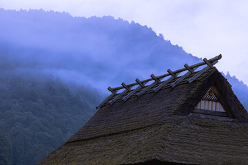 朝靄の中の京都かやぶきの里