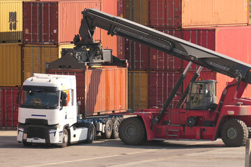 Containerverladung auf LKW