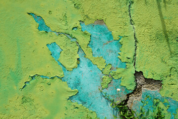 Pared deteriorada en pista de juegos