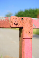 TOrnillo en pieza metálica oxidada