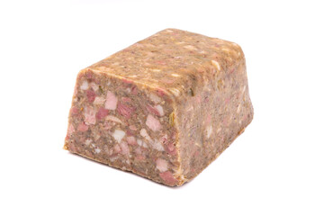 Sülze, Sülzwurst im Stück - Block Sülze freigestellt auf weißem Grund