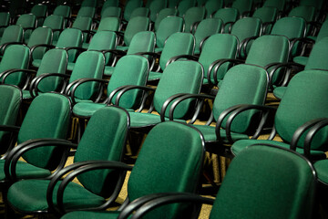 Obraz premium Algumas fileiras de cadeiras verdes em um auditório.