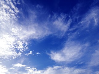 印象的な空　太陽光と雲