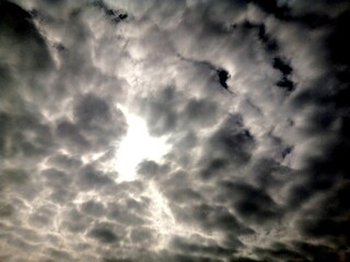 印象的な空　太陽光と雲