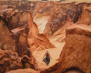 mulher nas fal&eacute;sias de morro branco, cear&aacute;