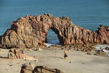 turista na Pedra furada do Parque Nacional de Jericoacoara, Ceará 