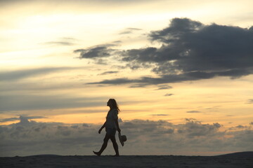 silhueta de mulher em pôr do sol em jericoacoara, ceará 