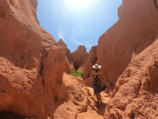 turista nas fal&eacute;sias de canoa quebrada