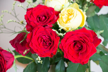 赤と黄色の花束