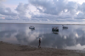 amanhecer com espelho d'água na ilha do guajiru, ceará