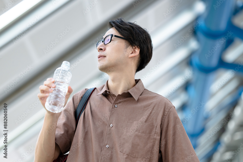 Poster 水分補給をする男性