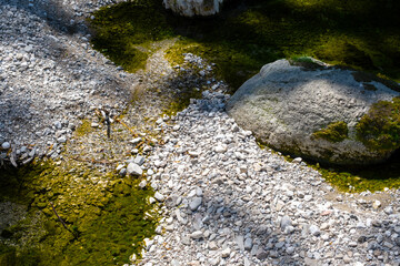 Steine und Wasser, Flussbett, Alpenfluss, Gebirgsbach